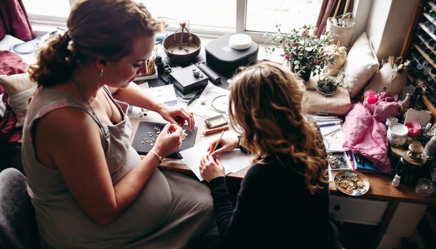 Les secrets pour personnaliser un bijou qui accompagne votre maternité